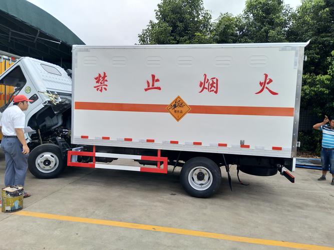二类危险品厢式运输车:运送危险货物的品名为液化石油气,压缩天然气